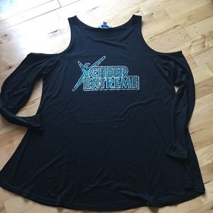Cheer Extreme cold shoulder top